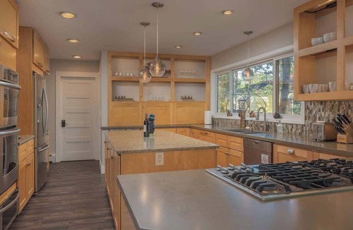 South Addition House | Anchorage Grand Home Downtown Villa