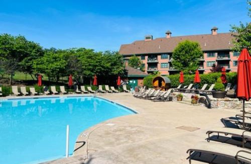 Vernon Apartment | Appalachian Hotel Summer Escape Hot Tub Pool 330
