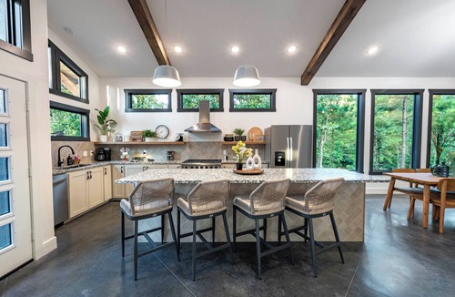 Pickens Cabin | Arcade Game, Board Games, Hot Tub, Fire Pit, Pets, Manhattan