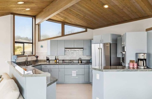 Sereno del Mar House | Architect-Designed Bodega Bay Home w/Ocean Views & Hot Tub - 2 King Suites