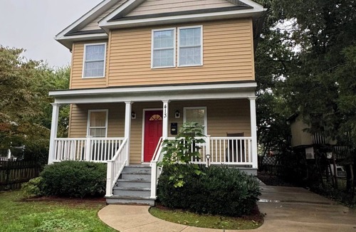 Arlington Heights House | Arlington | Lower Suite | Center | Efficiency