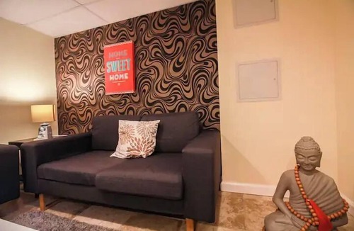 Arlington Heights House | Arlington | Lower Suite | Center | Efficiency