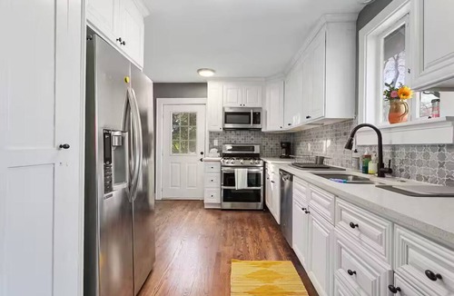 Ward Parkway House | Art Filled 3bd Cozy Waldo Home
