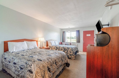 Aurora Hotel | Aurora Adventure Base: 2 Separate Units, Walkable Town, Easy Highway Access