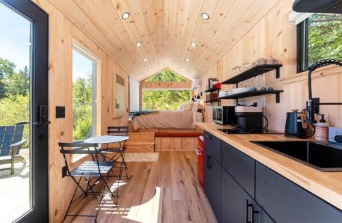 Sullivan House | Aurora Nook-Cabin with Shower & Queen Bed