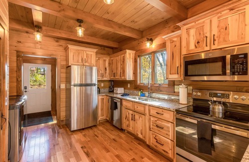 Logan Cabin | Authentic Log Cabin - Sleeps 10 - Hot Tub - Fire Pit - Hocking Hills