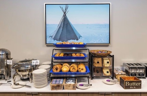 Mendenhall Valley Hotel | Aviator Suites Hotel Juneau King Studio