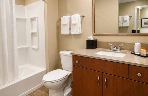 Mendenhall Valley Hotel | Aviator Suites Hotel Juneau 2 Queen Studio