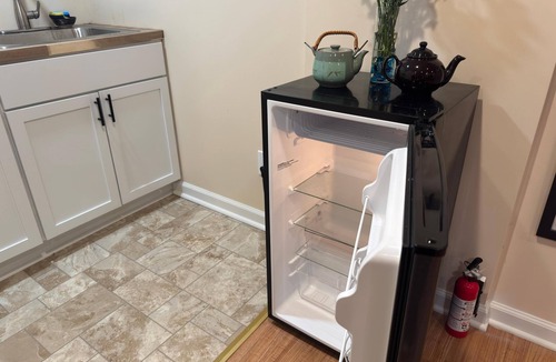 Overland Park Apartment | Awesome 1-bedroom apartment in nice Overland Park neighborhood with EV Charging