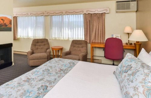Solvang Hotel | Awesome Find! 4 Units, Outdoor Pool, Close to Elverhøj Museum of History and Art