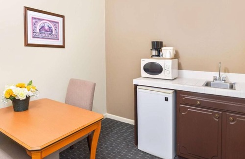 Solvang Hotel | Awesome Find! 4 Units, Outdoor Pool, Close to Elverhøj Museum of History and Art