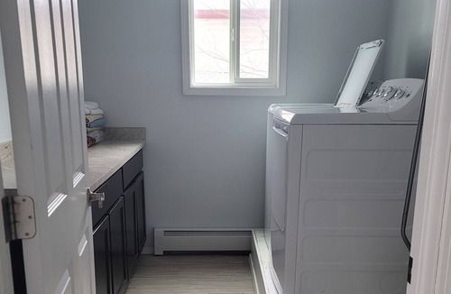 Russian Jack Park House | B&B u-med district near shopping, parks and JBER