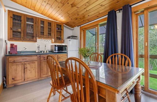 Loudon House | B - Farm Suite on a Cattle Farm