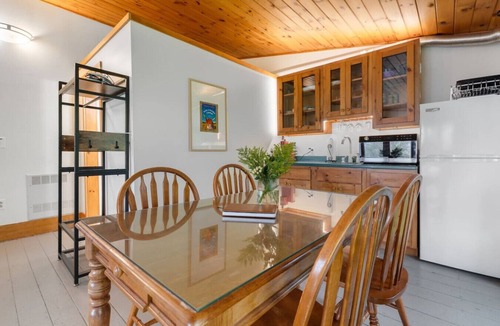 Loudon House | B - Farm Suite on a Cattle Farm