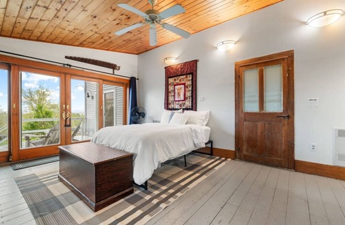 Loudon House | B - Farm Suite on a Cattle Farm