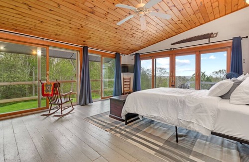 Loudon House | B - Farm Suite on a Cattle Farm