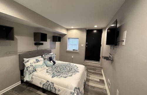 Baltimore Apartment | B-more 4 Less! 2Br Peaceful & Pet Friendly Condo Near Everything!