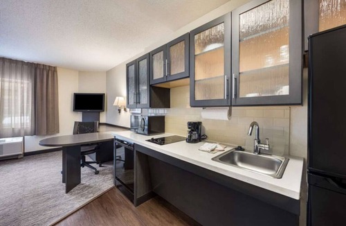 Linthicum Heights Hotel | Baltimore Adventure Awaits! Prime Location, Pets Allowed, Fully Kitchen!