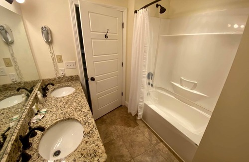Leitchfield Apartment | Banana Split Suite 🚭 @ Twin Lakes Creamery