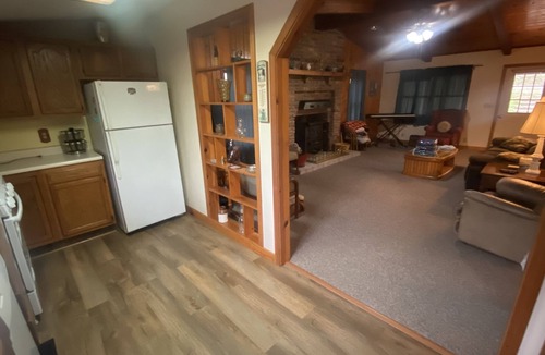Glouster House | Baroque Haus, 4-bedroom Burr Oak Lake Retreat, w/Hot Tub & Sleeps 10