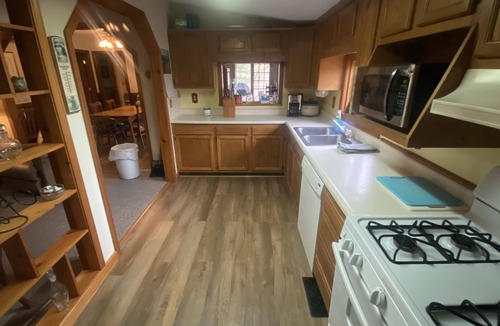 Glouster House | Baroque Haus, 4-bedroom Burr Oak Lake Retreat, w/Hot Tub & Sleeps 10