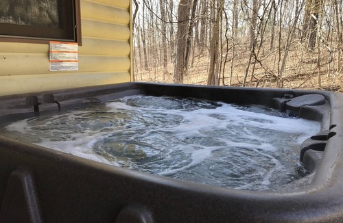 Glouster House | Baroque Haus, 4-bedroom Burr Oak Lake Retreat, w/Hot Tub & Sleeps 10