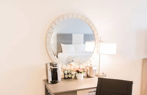 Silver Beach Hotel | Bask in Sunlight on Wood Neck Beach! 2 Spacious Units, Free Parking!