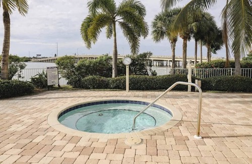 St. Petersburg - Clearwater Apartment | Bay View, Pool, 5 min St Pete Beach @ Dolphin Bay