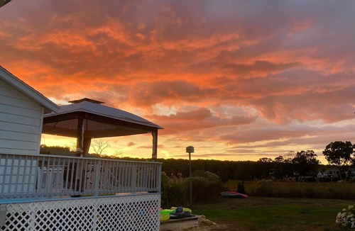 Old Lyme House | BEACH FRONT Pet Friendly, Sleeps 10, Firepit, assoc. playground w/tennis/pickle.