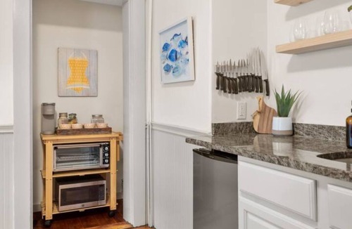 Manchester-by-the-Sea Apartment | Beach Getaway in Manchester-by-the-Sea Walk to Village, Train + Singing Beach!