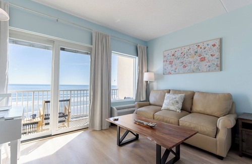 Hampton Apartment | Beach is just a few feet away