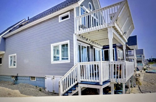 Milford House | Beachfront 3-bedroom vacation home just 14 minutes from Yale University