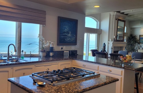San Clemente House | Beachfront Luxury Single-Story Home! Spa, Deck, Walk to Pier - 1 min from beach