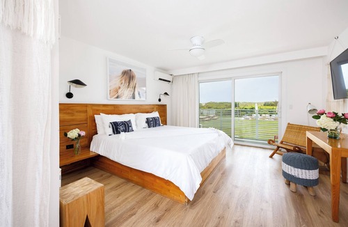 Montauk Hotel | Beachfront Retreat: Steps to the Sand with Pool