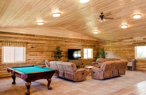 Palmer Bed & Breakfast | Bear Paw Room @ Alaska Knotty Pine B&B ~ Pool Table