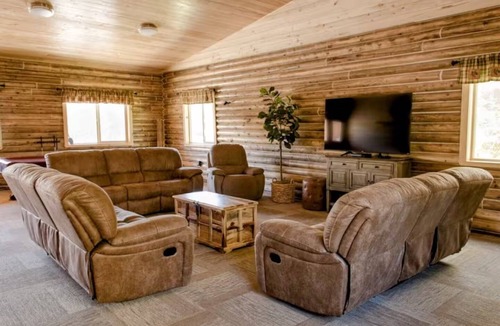 Palmer Bed & Breakfast | Bear Paw Room @ Alaska Knotty Pine B&B ~ Pool Table