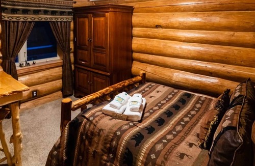 Palmer Bed & Breakfast | Bear's Den Room @ Alaska Knotty Pine B&B ~ Full size bed ~ Private bathroom