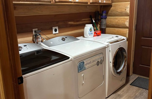 Palmer Bed & Breakfast | Bear's Den Room @ Alaska Knotty Pine B&B ~ Full size bed ~ Private bathroom