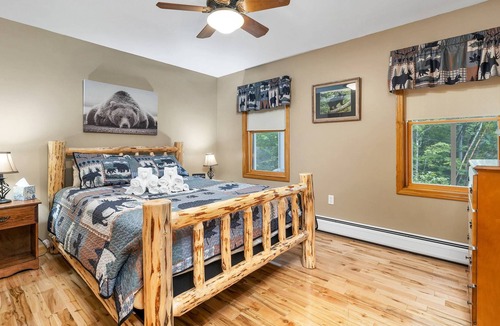 Rumney House | Bears Den: Lake Deck, Swingset, Firepit, BBQ, Swingset, Fast WiFi, Hike Bike Climb