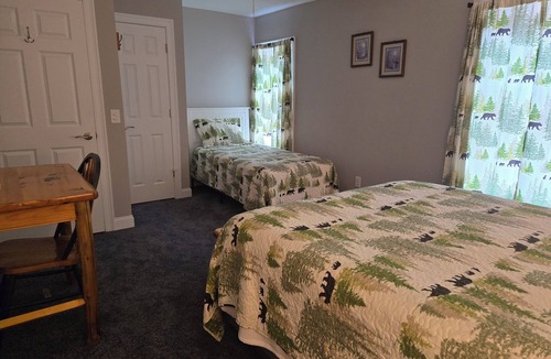 Northwest Piscataquis Bed & Breakfast | Bears Den Lodge B & B Room 4