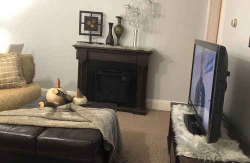 Windsor Apartment | Beautiful 2-bedroom apartment with AC in cool Windsor