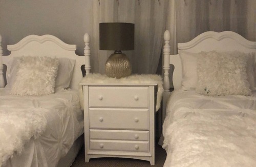 Windsor Apartment | Beautiful 2-bedroom apartment with AC in cool Windsor