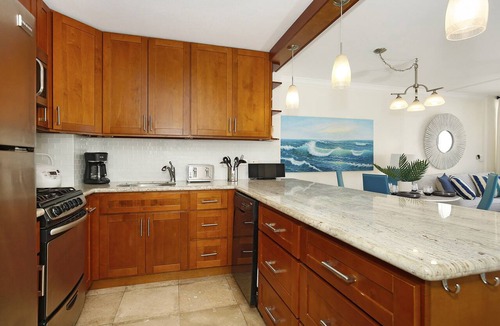 Waikiki Condo | Beautiful 2-bedroom condo, sleeps 6, washer/dryer and one free parking!