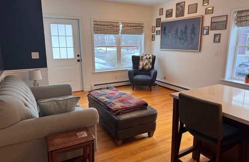 Kittery House | Beautiful 2-bedroom townhome in Kittery, walking distance to Portsmouth.