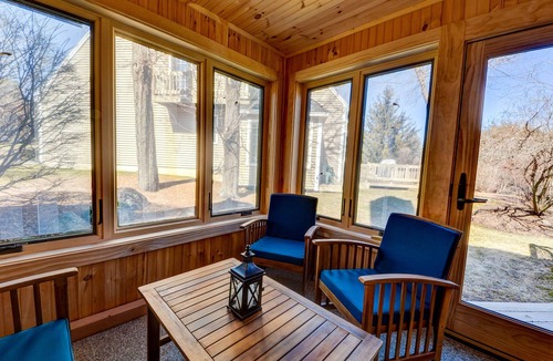 South Down Shores House | Beautiful 2 Bedroom with Loft and Pool, Steps to beach and Lake Winni