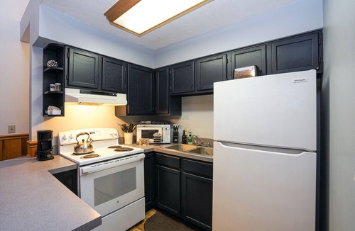 Leadsville Cabin | Beautiful 2bdrm Cabin°Hot Tub°Balcony°Parking°