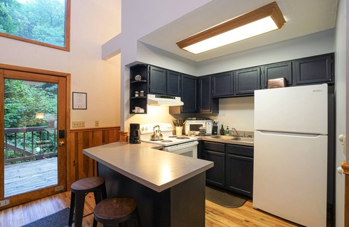 Leadsville Cabin | Beautiful 2bdrm Cabin°Hot Tub°Balcony°Parking°