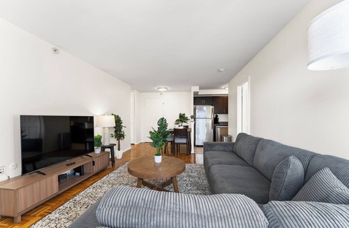 North Brookline Apartment | Beautiful 2BR Next to BU 11z0