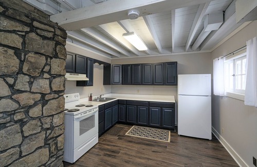 Leadsville Cabin | Beautiful 3bdrm Cabin°Hot Tub°Balcony°Parking°