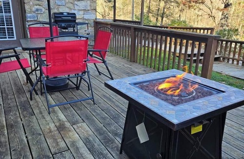 Leadsville Cabin | Beautiful 3bdrm Cabin°Hot Tub°Balcony°Parking°